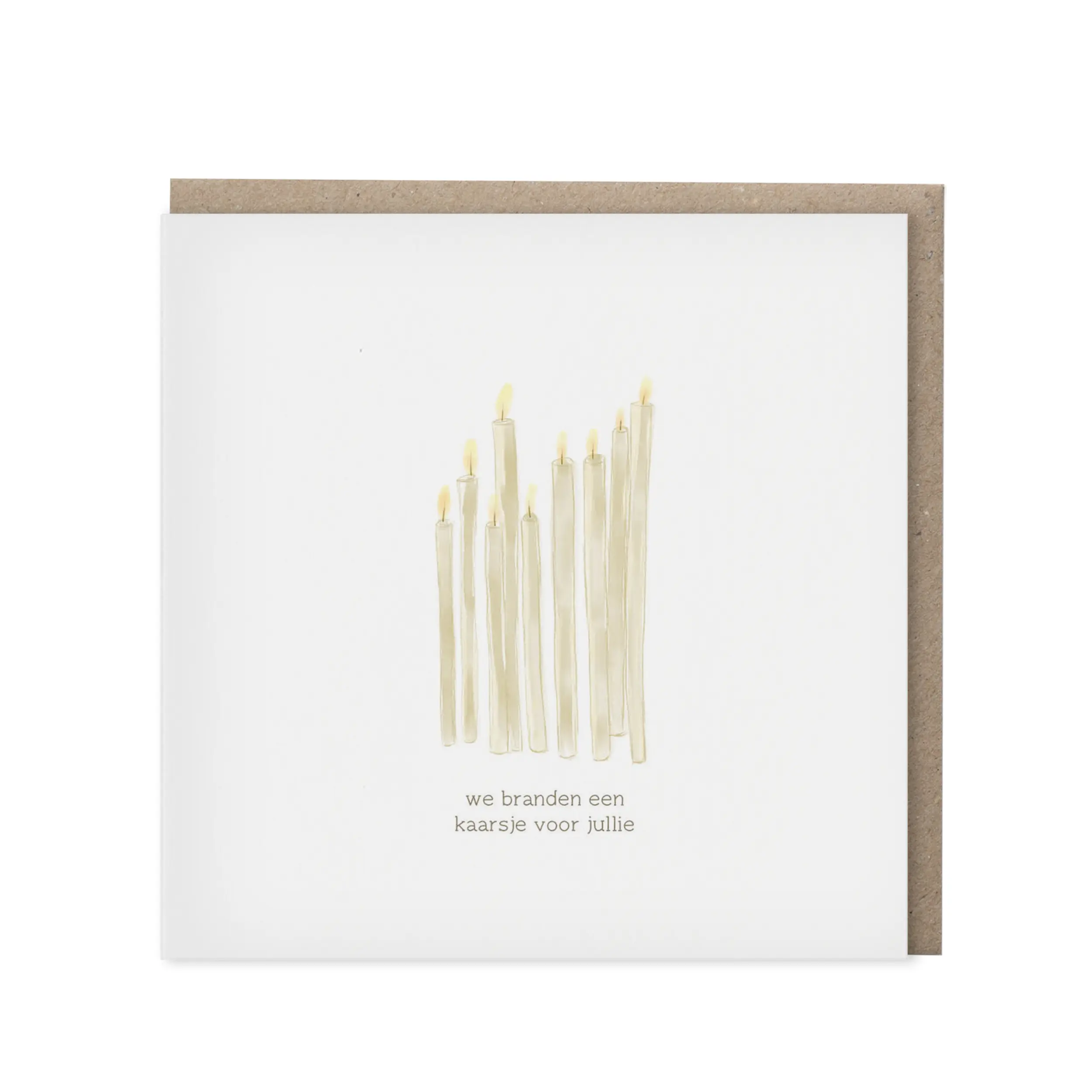 Vierkante wenskaart met aquarel geschilderde slanke kaarsen in goudbeige tinten en de tekst we branden een kaarsje voor jullie, met kraft envelop op de achtergrond