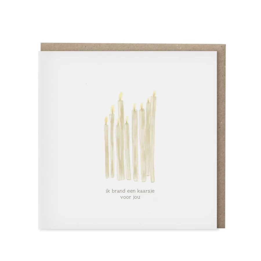 Vierkante wenskaart met aquarel geschilderde slanke kaarsen in goudbeige tinten en de tekst ik brand een kaarsje voor jou, met kraft envelop op de achtergrond