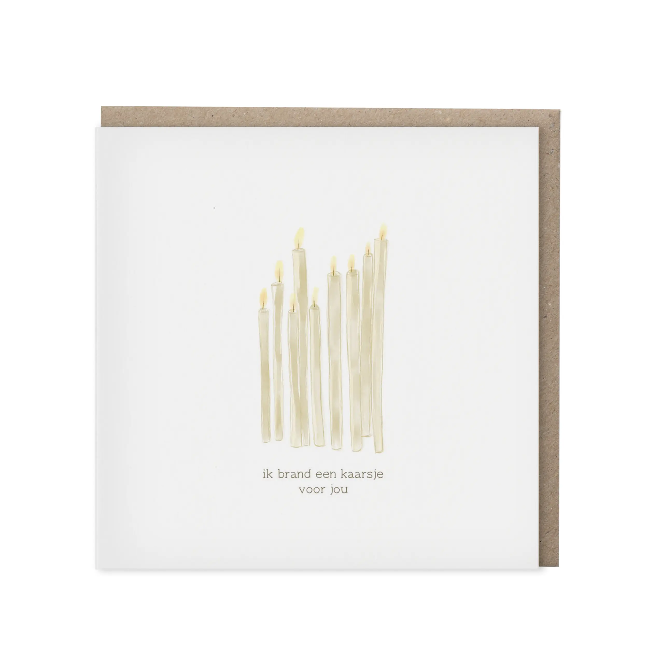 Vierkante wenskaart met aquarel geschilderde slanke kaarsen in goudbeige tinten en de tekst ik brand een kaarsje voor jou, met kraft envelop op de achtergrond