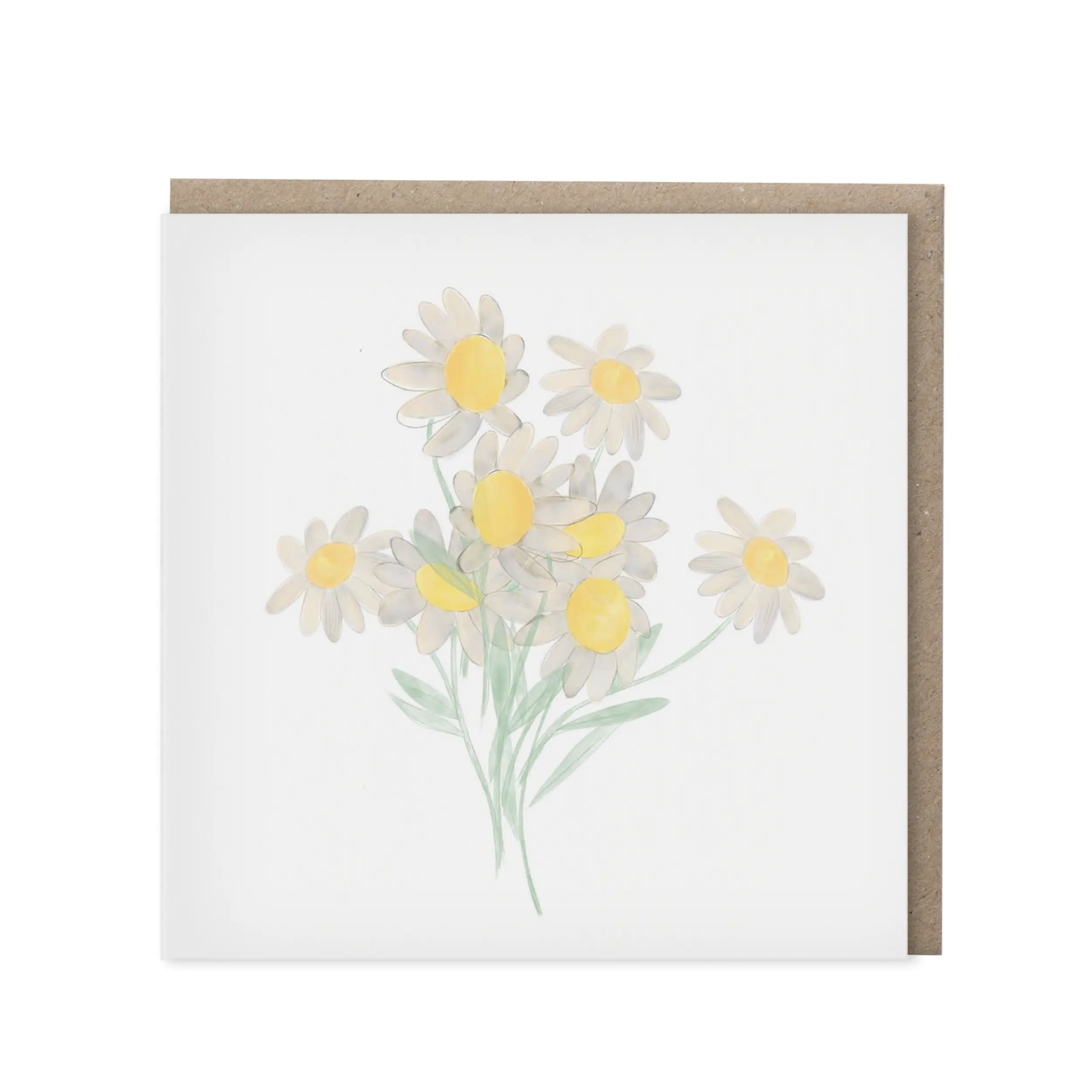 Vierkante wenskaart met een aquarel geschilderd bosje margrieten in wit en geel met groene steeltjes op een witte achtergrond, met kraft envelop op de achtergrond