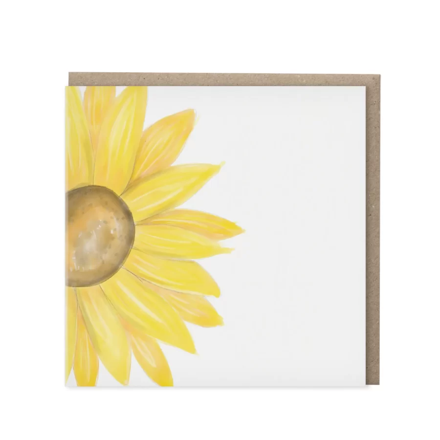 Vierkante wenskaart met een grote aquarel geschilderde zonnebloem in geel en bruin die vanuit de linkerhoek de wenskaart binnenkomt op een witte achtergrond, met kraft envelop op de achtergrond