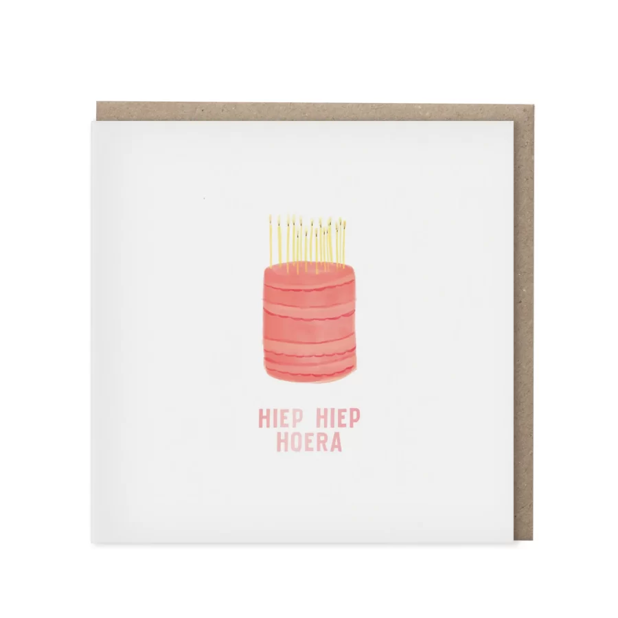 Vierkante wenskaart met een aquarel roze verjaardagstaart vol gele kaarsjes en de tekst Hiep hiep hoera in roze blokletters op een witte achtergrond, met kraft envelop op de achtergrond