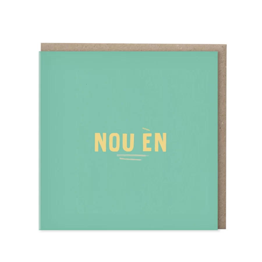 Vierkante mintgroene wenskaart met de tekst Nou èn in gele blokletters, met kraft envelop op de achtergrond