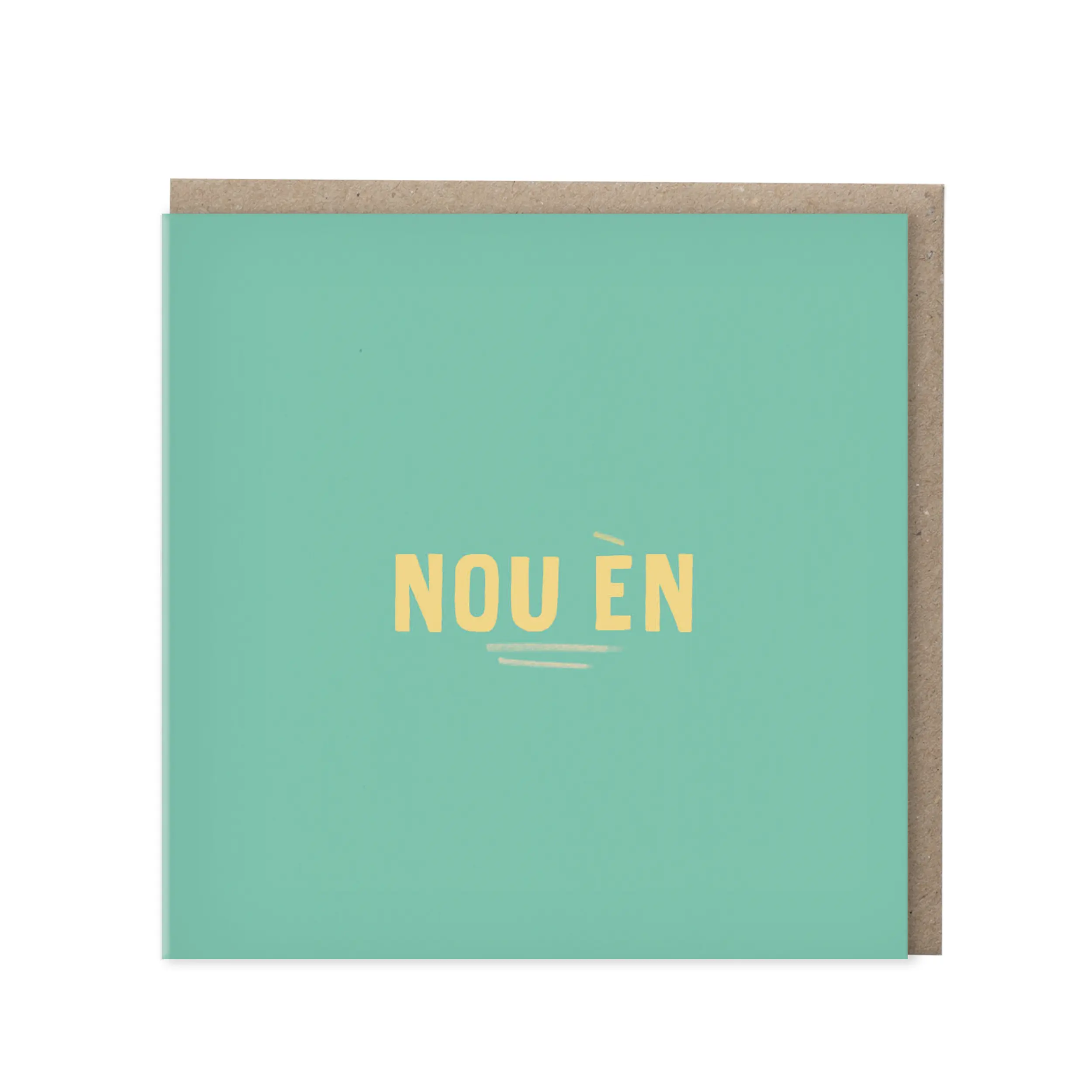 Vierkante mintgroene wenskaart met de tekst Nou èn in gele blokletters, met kraft envelop op de achtergrond