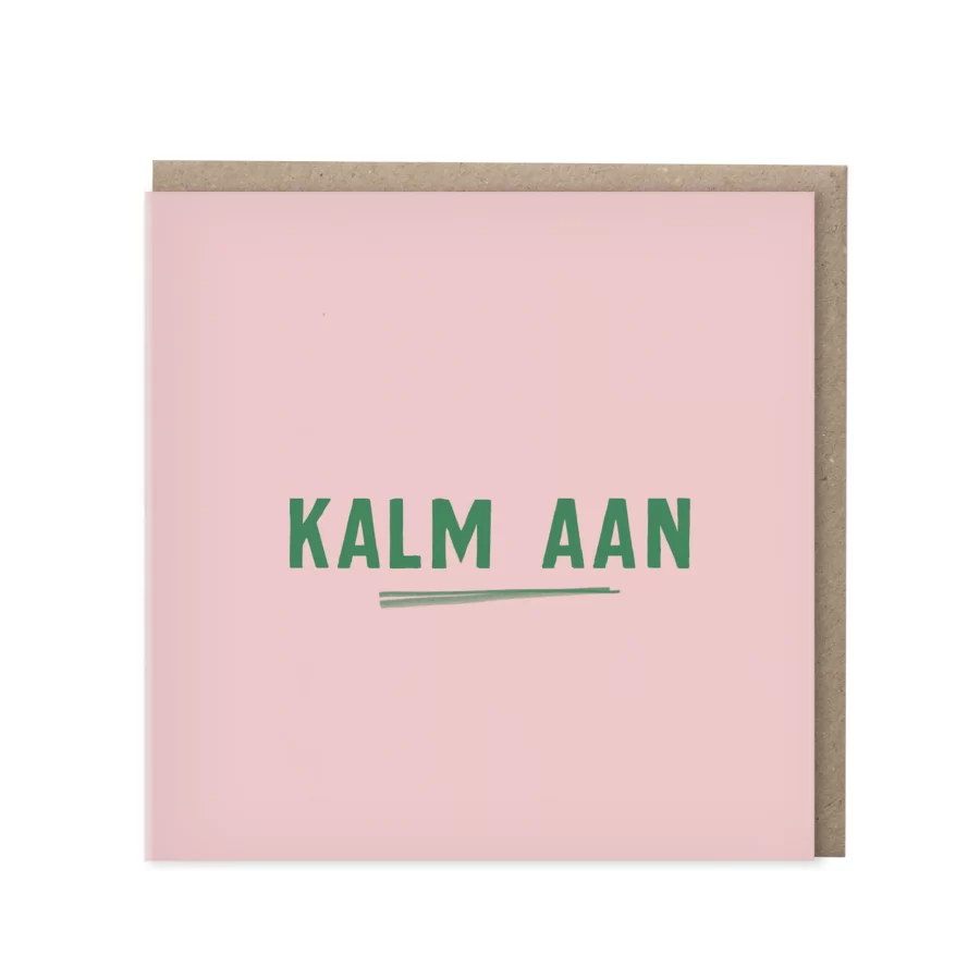 Vierkante roze wenskaart met de tekst Kalm aan in groene blokletters met een streepje eronder, met kraft envelop op de achtergrond