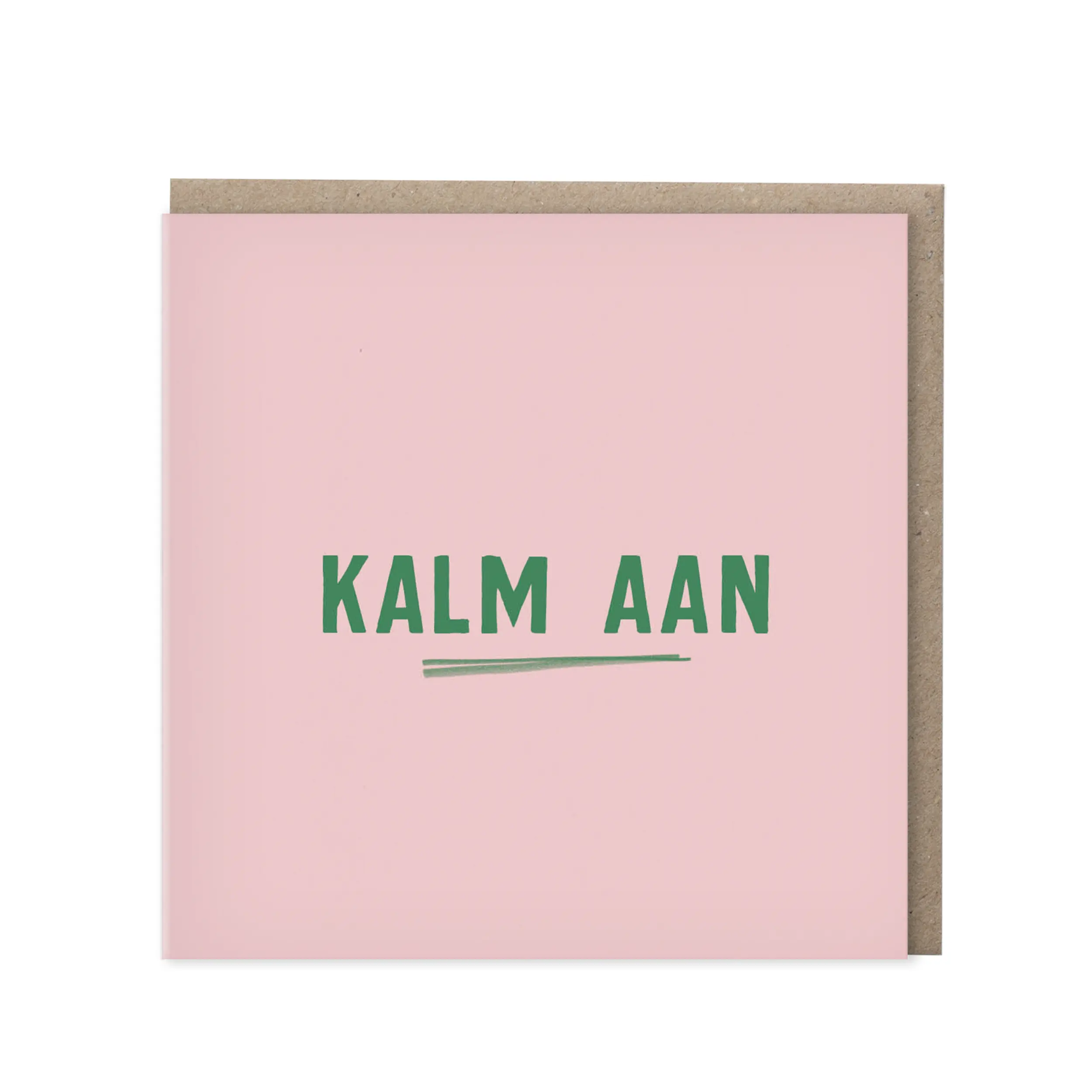 Vierkante roze wenskaart met de tekst Kalm aan in groene blokletters met een streepje eronder, met kraft envelop op de achtergrond