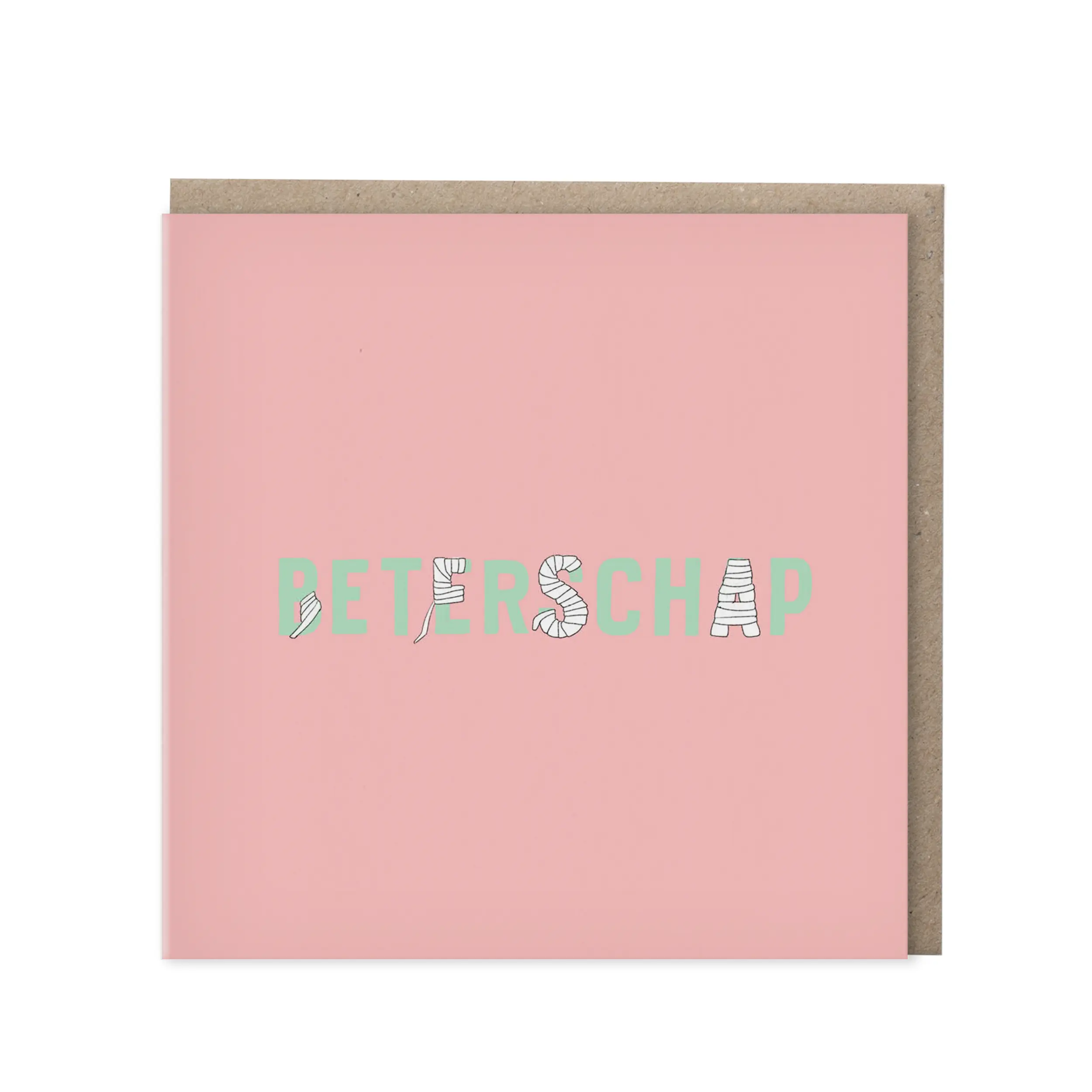 Vierkante roze wenskaart met het woord Beterschap in mintgroene letters waarbij enkele letters zijn ingepakt als verband, met kraft envelop op de achtergrond