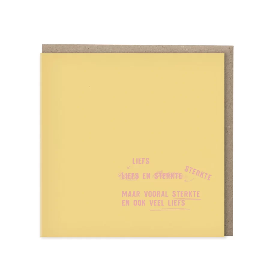 Vierkante gele wenskaart met roze tekst die begint met Liefs, dan Liefs en sterkte doorgestreept, en eindigt met Maar vooral sterkte en ook veel liefs, met kraft envelop op de achtergrond