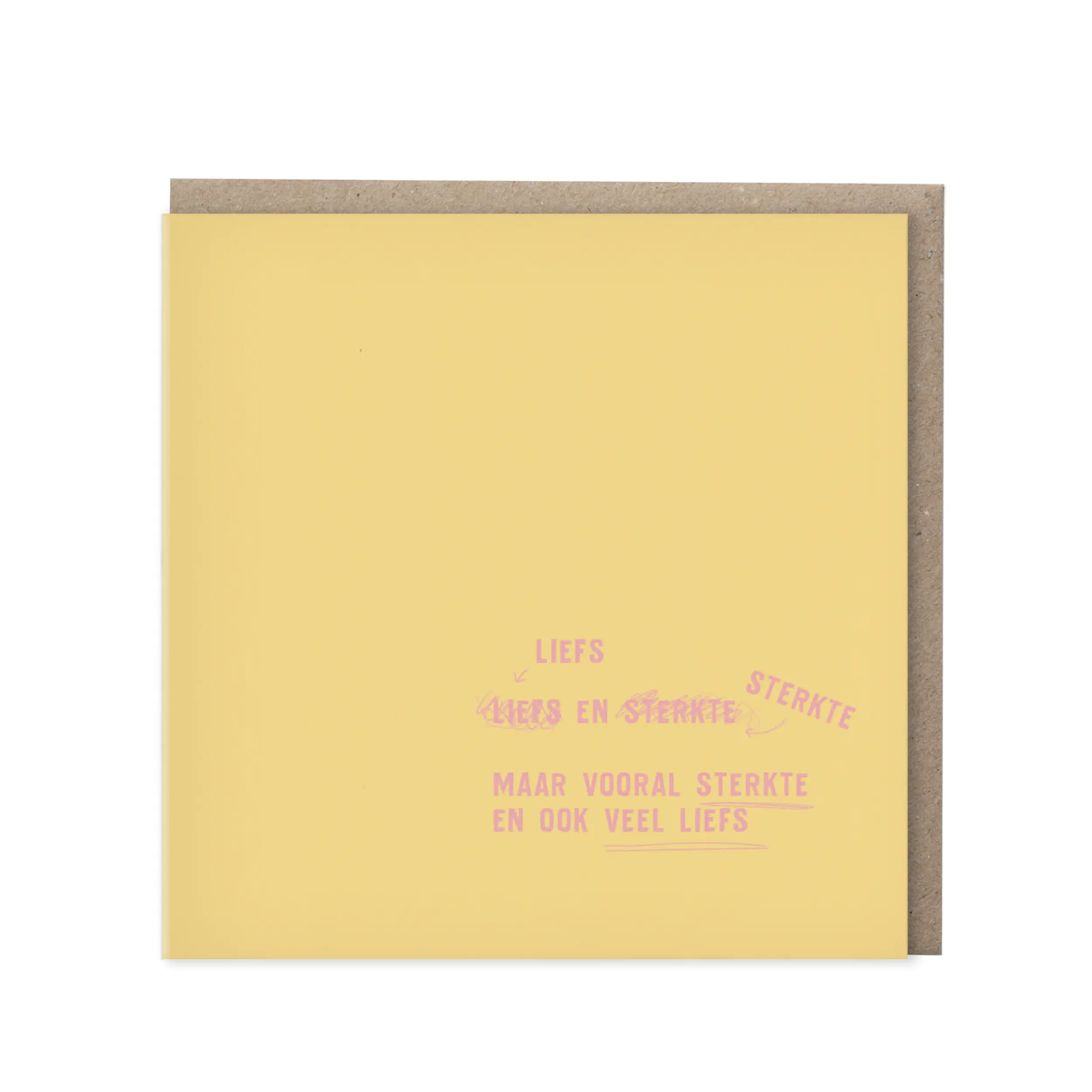Vierkante gele wenskaart met roze tekst die begint met Liefs, dan Liefs en sterkte doorgestreept, en eindigt met Maar vooral sterkte en ook veel liefs, met kraft envelop op de achtergrond