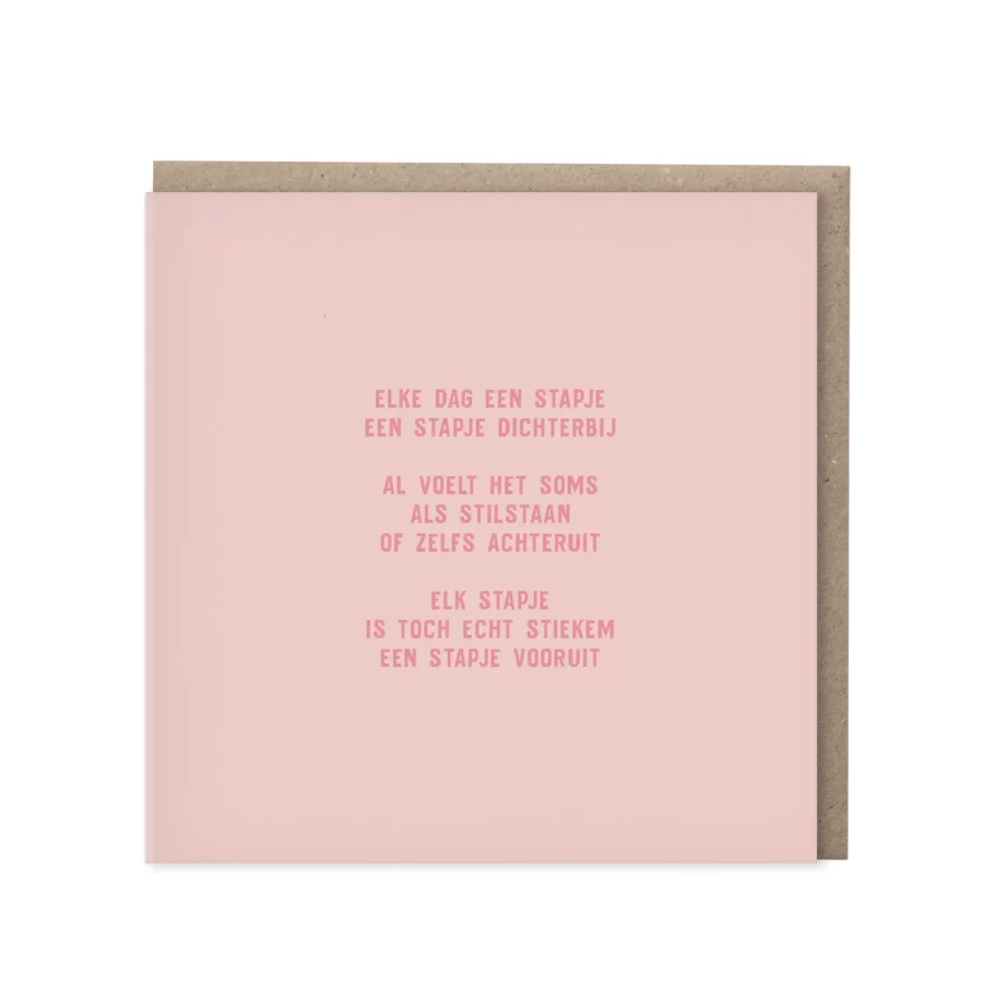 Vierkante zachte roze wenskaart met een bemoedigende gedichttekst in donkerroze letters die begint met Elke dag een stapje en eindigt met Een stapje vooruit, met kraft envelop op de achtergrond