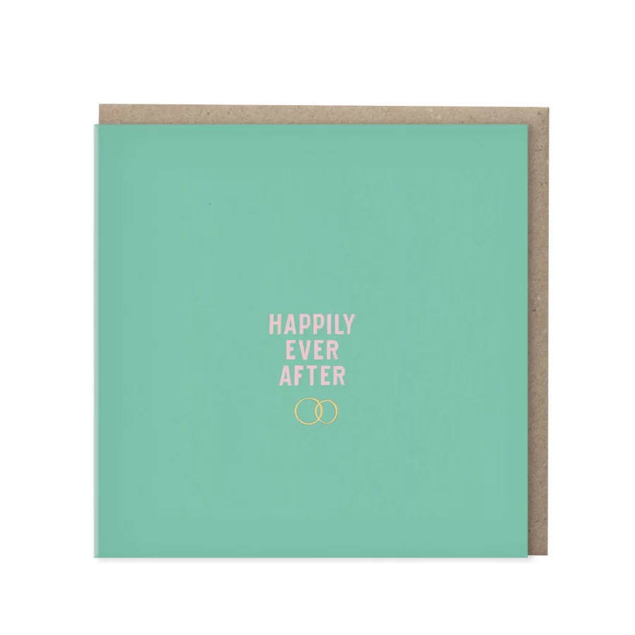 Vierkante mintgroene wenskaart met de tekst Happily ever after in roze blokletters en twee kleine gouden trouwringen eronder, met kraft envelop op de achtergrond