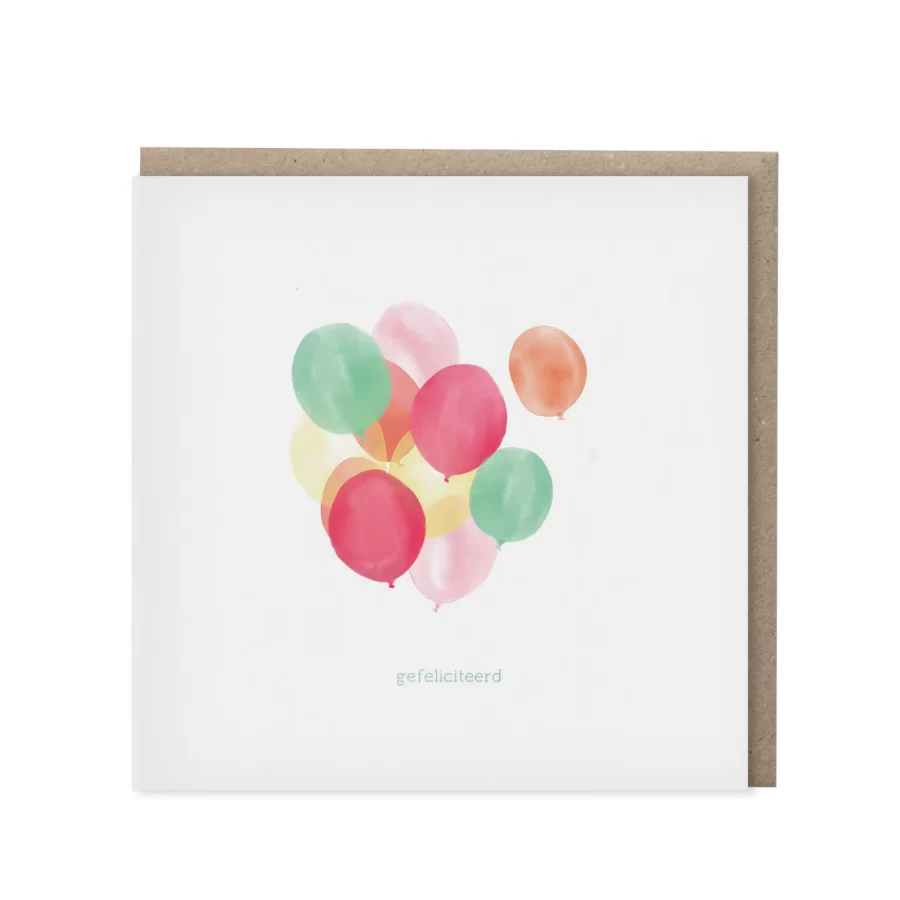 Vierkante wenskaart met een aquarel tros ballonnen in roze rood groen geel en oranje op een witte achtergrond met het woordje gefeliciteerd in mintgroen, met kraft envelop op de achtergrond