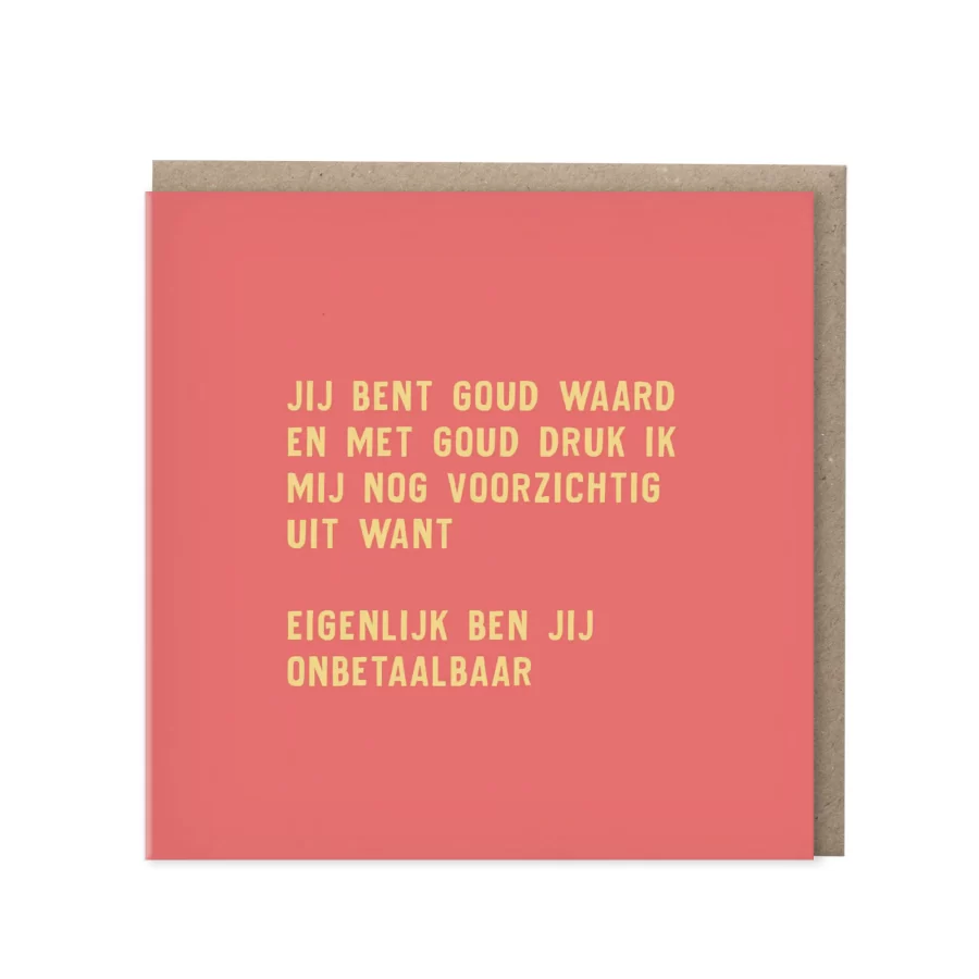 Vierkante koraalrode wenskaart met gele letters met de tekst Jij bent goud waard en met goud druk ik mij nog voorzichtig uit want eigenlijk ben jij onbetaalbaar, met kraft envelop op de achtergrond