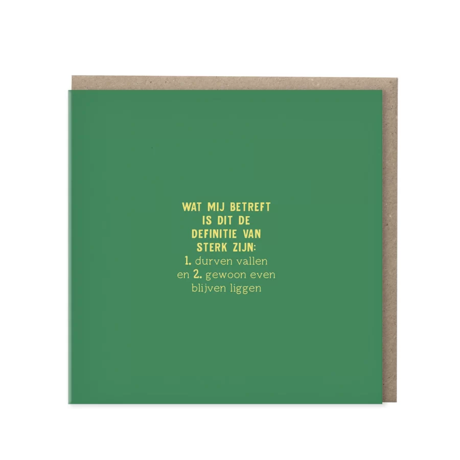 Vierkante donkergroene wenskaart met gele letters met de tekst Wat mij betreft is dit de definitie van sterk zijn durven vallen en gewoon even blijven liggen, met kraft envelop op de achtergrond