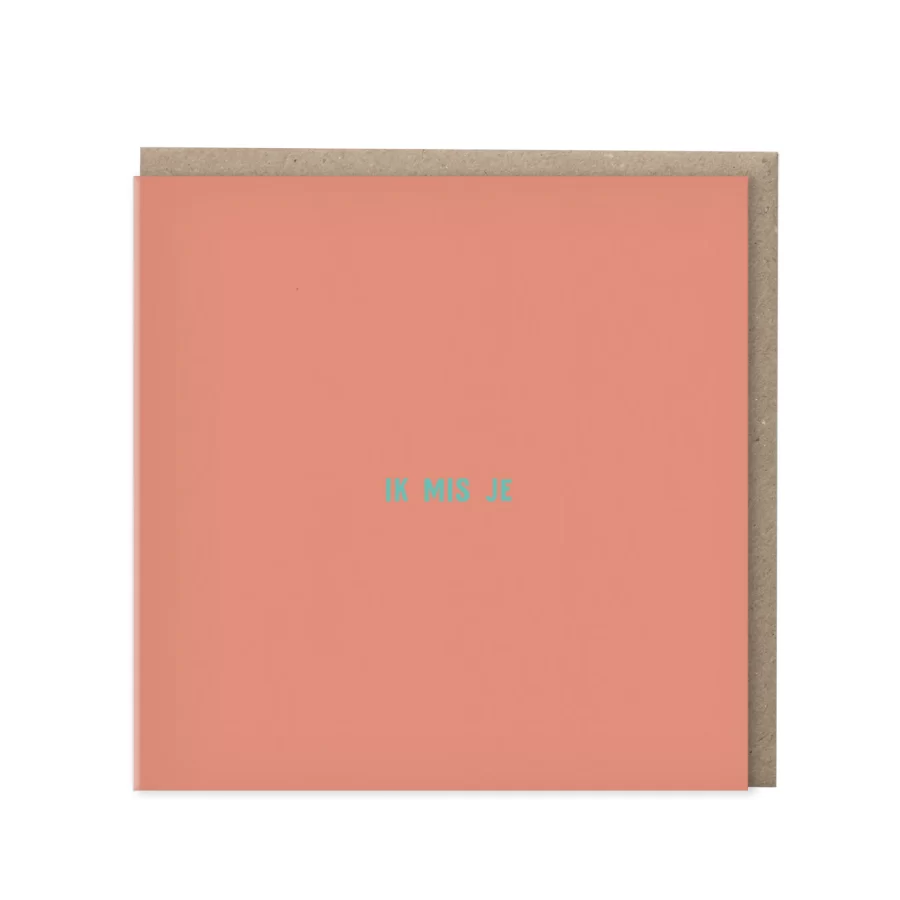Vierkante terracotta wenskaart met de tekst Ik mis je klein in mintgroene letters precies in het midden, met kraft envelop op de achtergrond