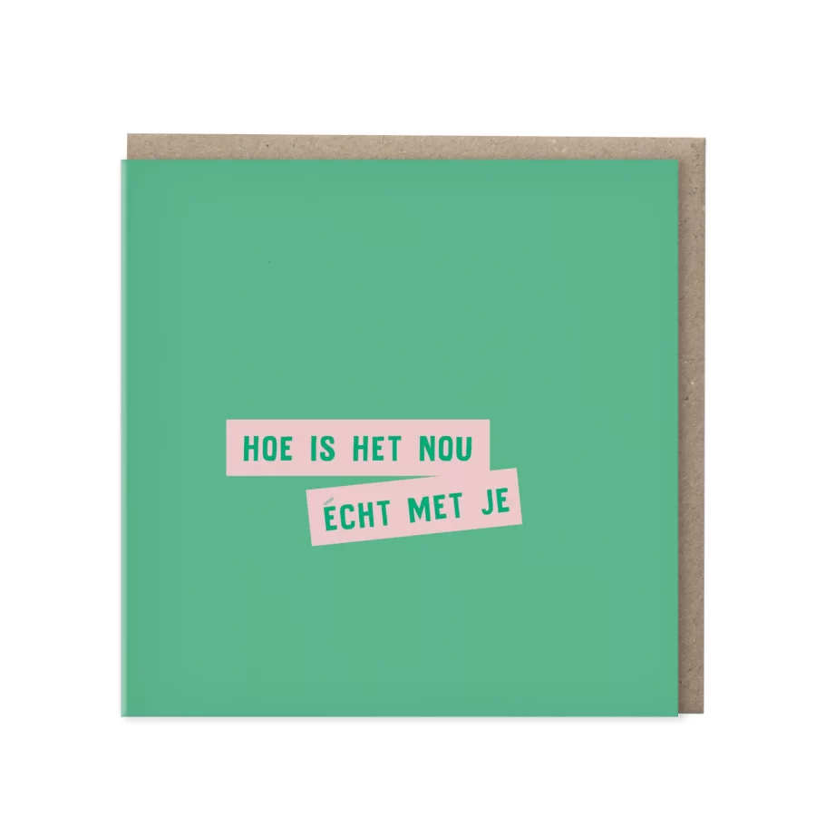 Vierkante mintgroene wenskaart met twee licht scheve roze balkjes waarop in groene letters staat Hoe is het nou écht met je, met kraft envelop op de achtergrond