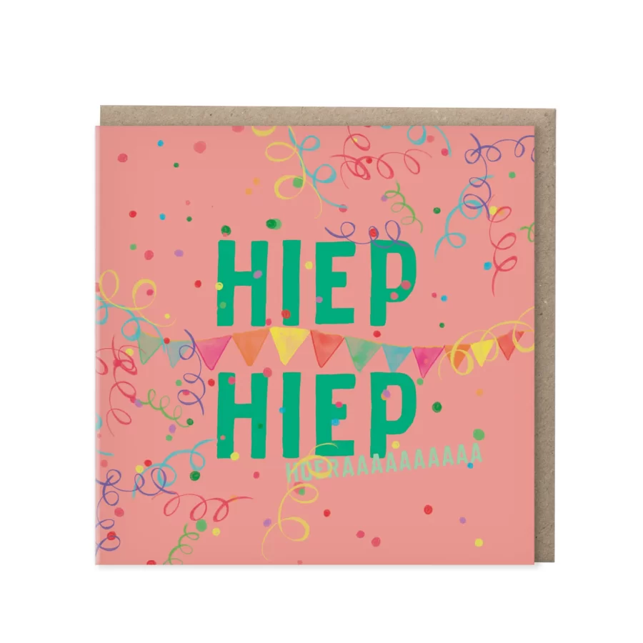 Vierkante koraalrode wenskaart met grote groene letters Hiep hiep en onderaan hoeraaaaaa, met slingers confetti en een vrolijke vlaggenlijn in alle kleuren, met kraft envelop op de achtergrond