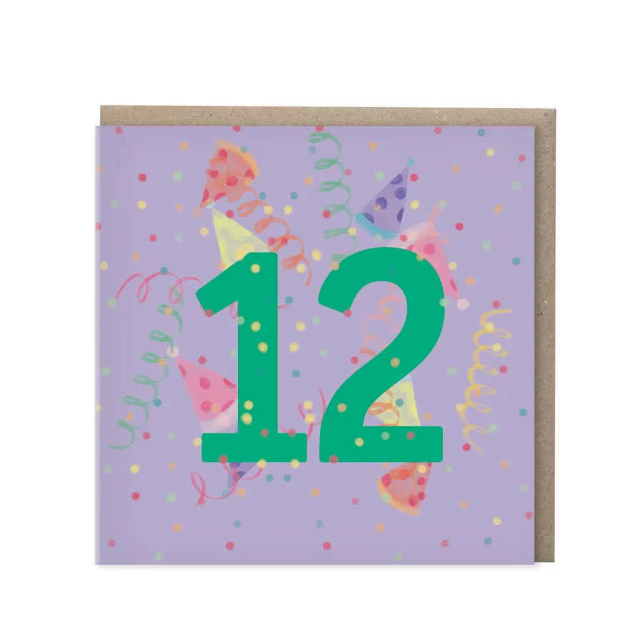 Paarse wenskaart met groen cijfer 12, feestmutsen en serpentine op confetti-achtergrond