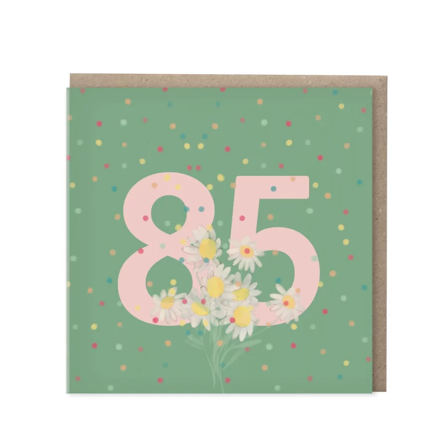Groene wenskaart met roze cijfer 85 en een boeket madeliefjes op confetti-achtergrond